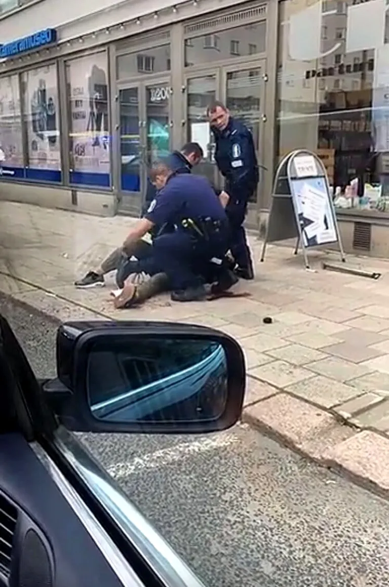 Politseinikud ründajat vahistamas.