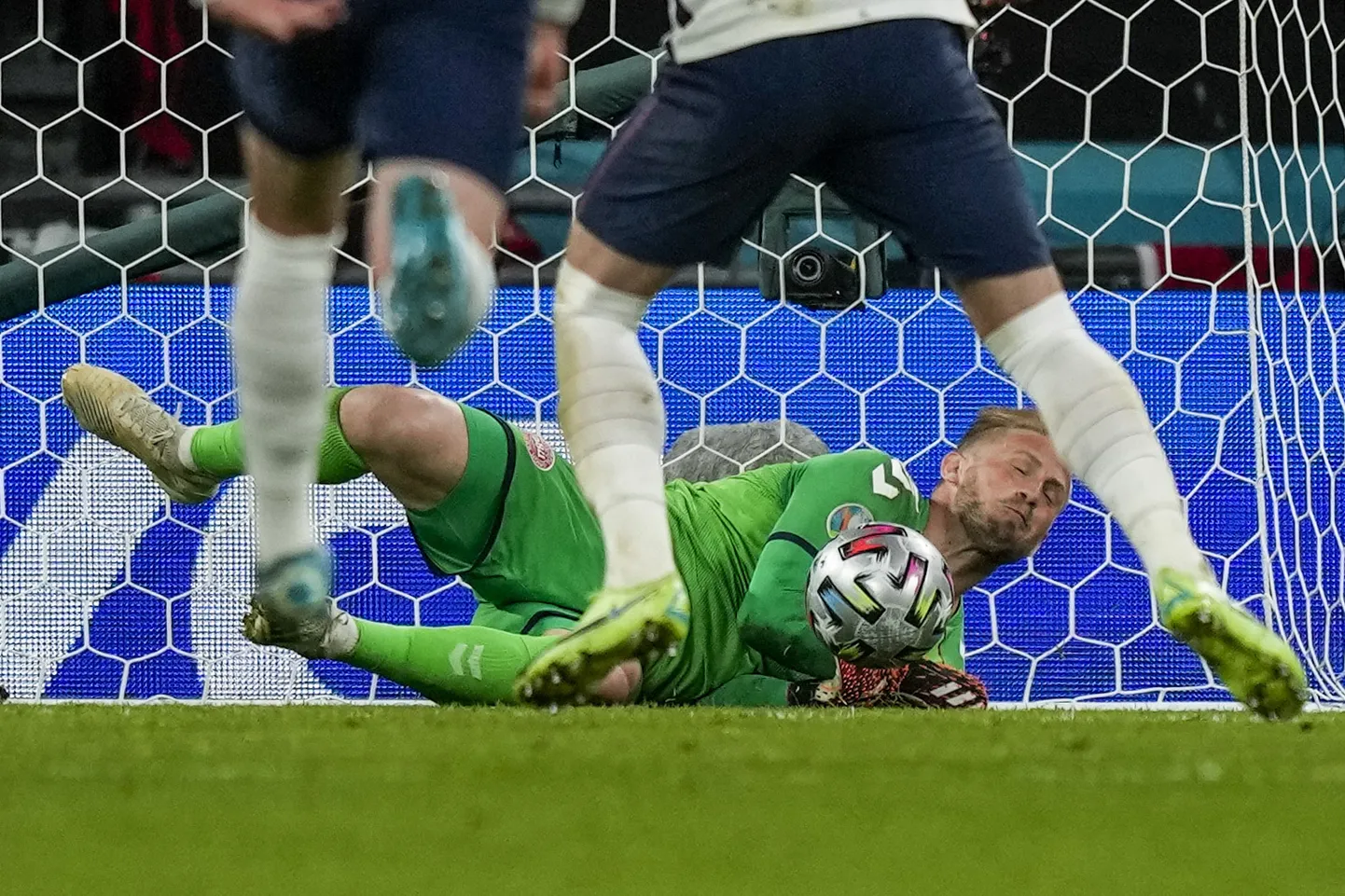Taani jalgpallikoondise väravavaht tõrjus küll penalti, kuid Harry Kane sai tagasi põrganud pallile esimesena jaole ning viis inglased lõplikult 2:1 juhtima.