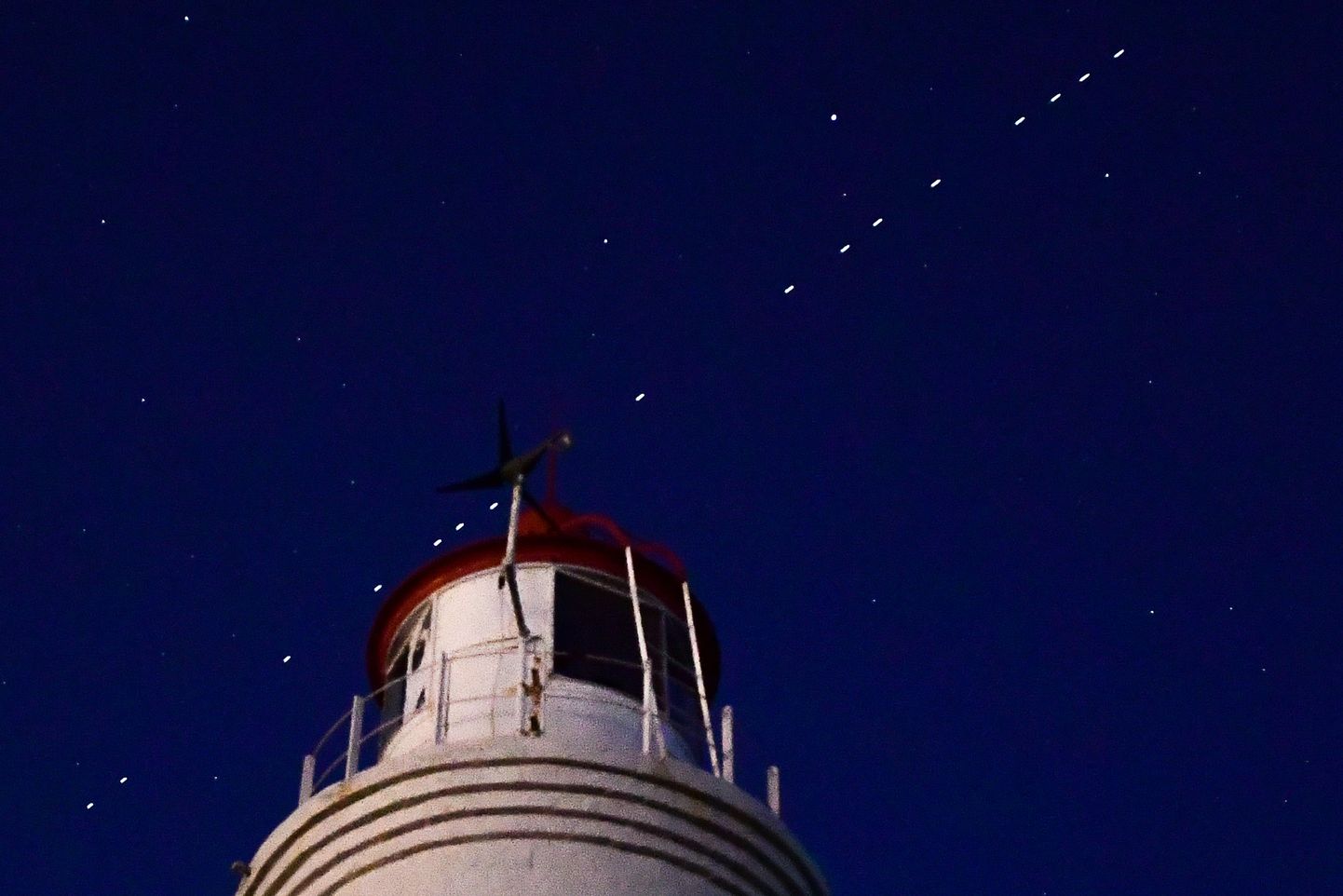 Osa Starlinki satelliite öötaevas. Foto on tehtud 27. aprillil 2020 Venemaal Vladivostokis