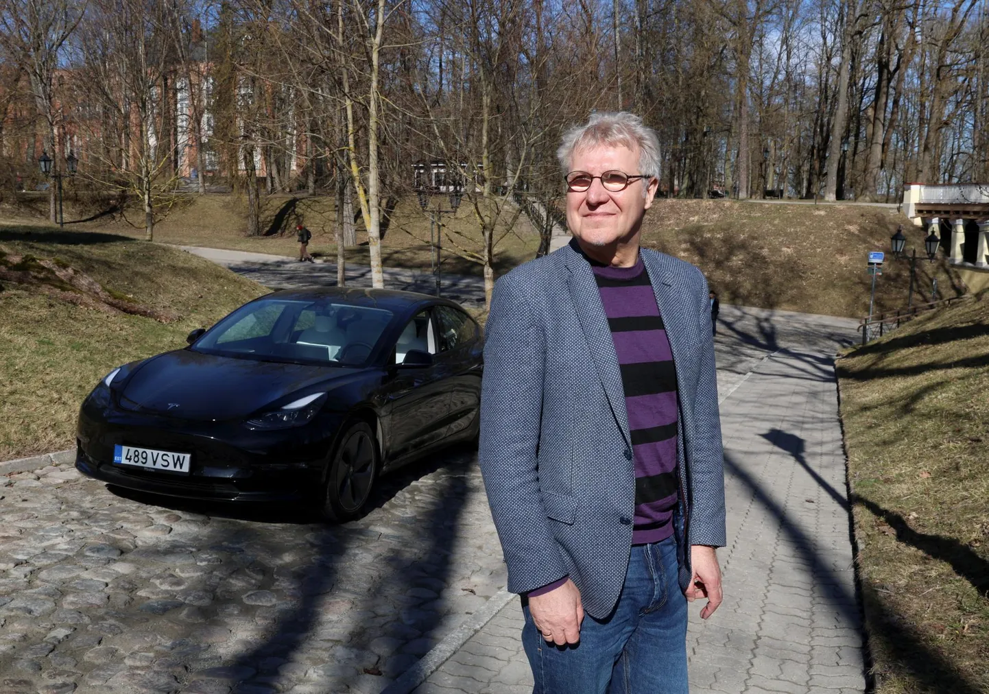 Eesti ajaloolane ja poliitik, riigikogu liige Jaak Valge oma Teslaga üleeile Tartus Toomemäel.