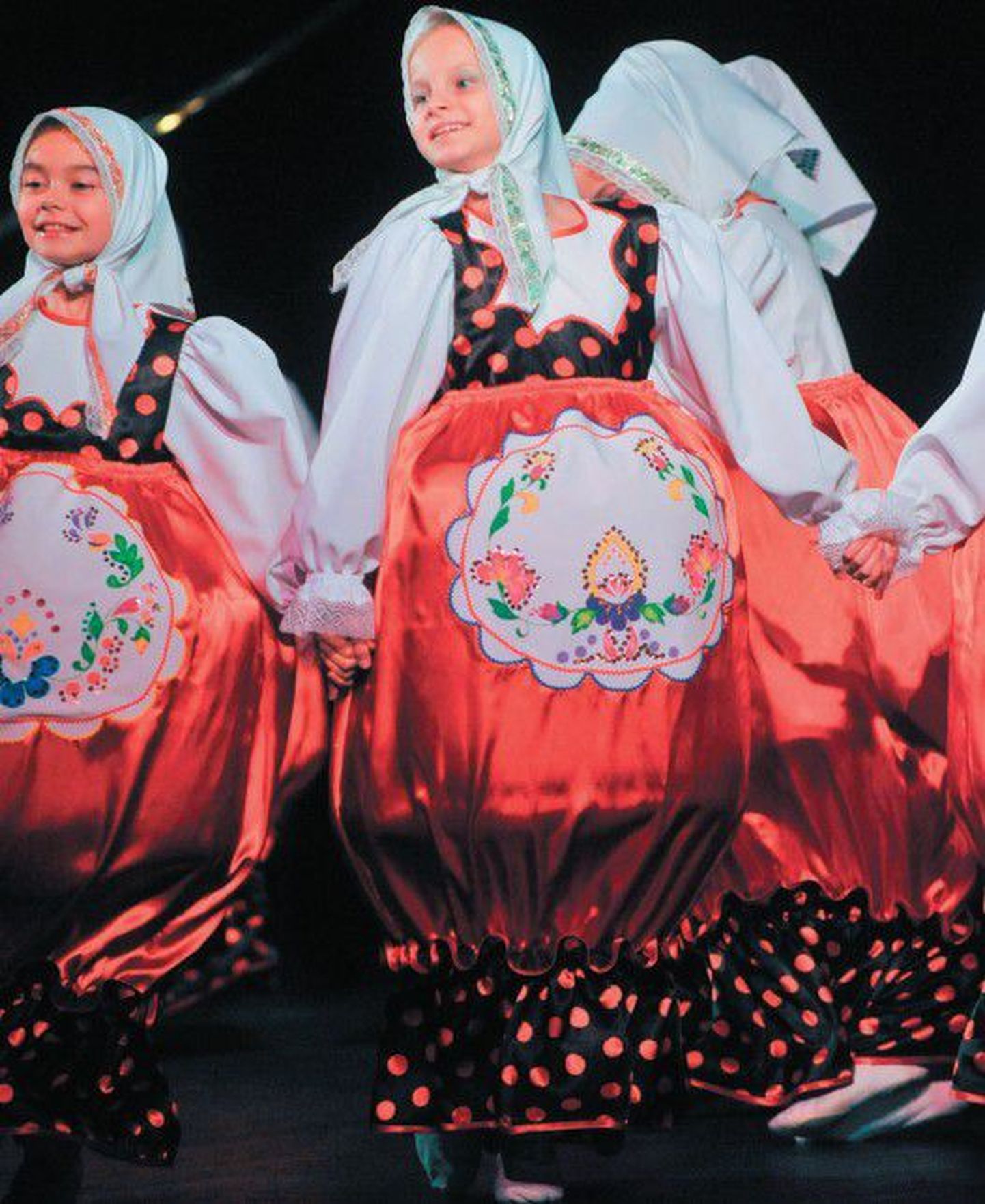Известный танцевальный ансамбль «Непоседы» порадовал публику замечательным танцем матрешек и яркими оригинальными костюмами танцовщиц.