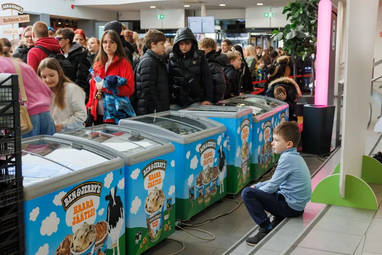 День бесплатного мороженого Ben & Jerry's в центре Рокка-аль-Маре.