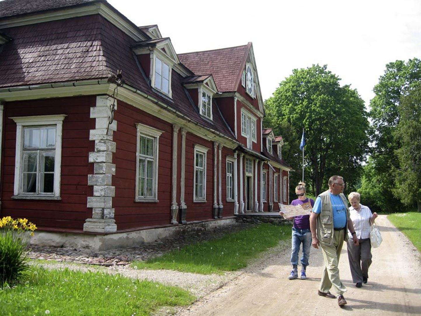 Unguri vanuselt kolmele sajandile lähenev barokkstiilis mõisahoone on saabujaile külalislahkelt avatud.