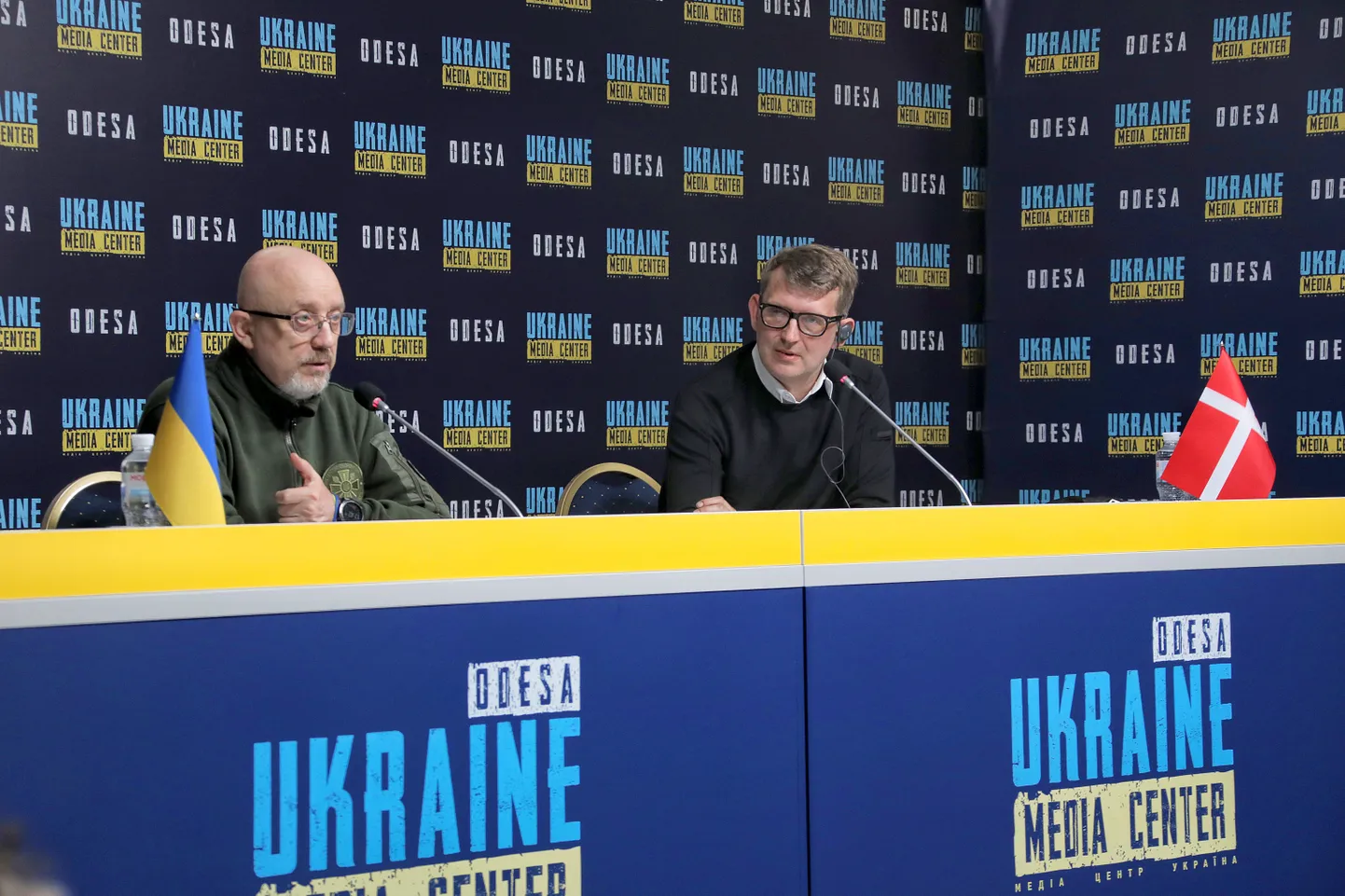 Oleksi Reznikov ja Troels Lund Poulsen meediakeskuses.