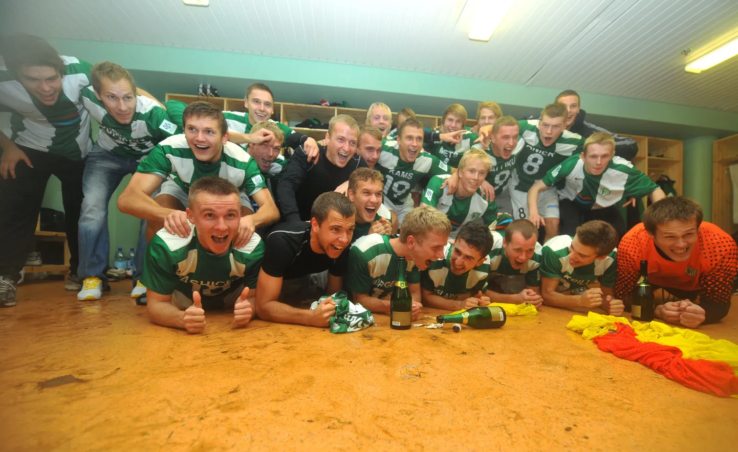 FC Flora meistritiitlit tähistamas.
