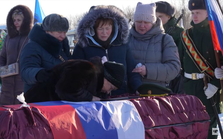 Похороны мобилизованных, которые погибли в результате ракетного удара ВСУ в Макеевке под Донецком в новогоднюю ночь, Самара, Россия, январь 2023 года.