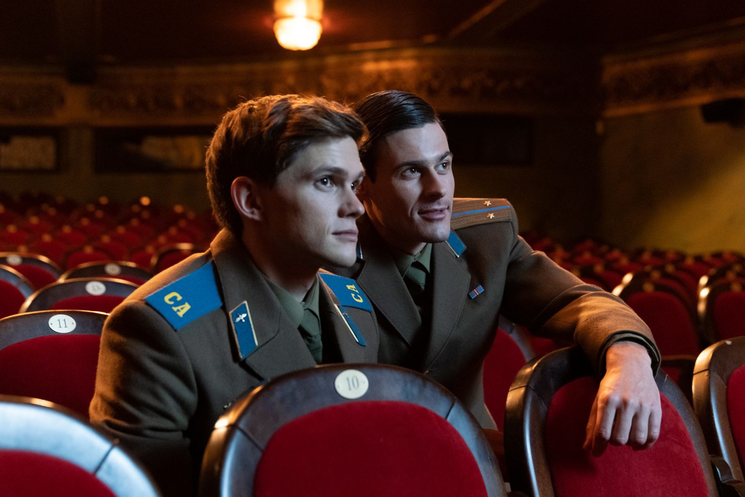 Kaader filmist "Firebird" (2021). Tom Prior (Sergei) ja Oleg Zagorodnii (Roman).