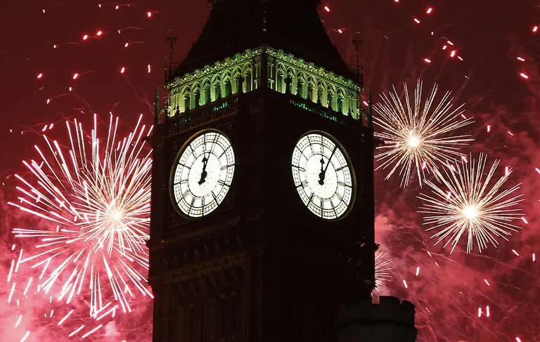Aastavahetuse ilutulestik Euroopa Liidust lahkuda otsustanud Suurbritannia pealinnas asuva kuulsa kella Big Beni ümber. Foto: Reuters