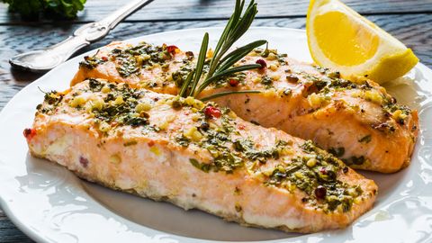 Kas ir baltā viela uz laša pēc cepšanas un vai to ir droši ēst?