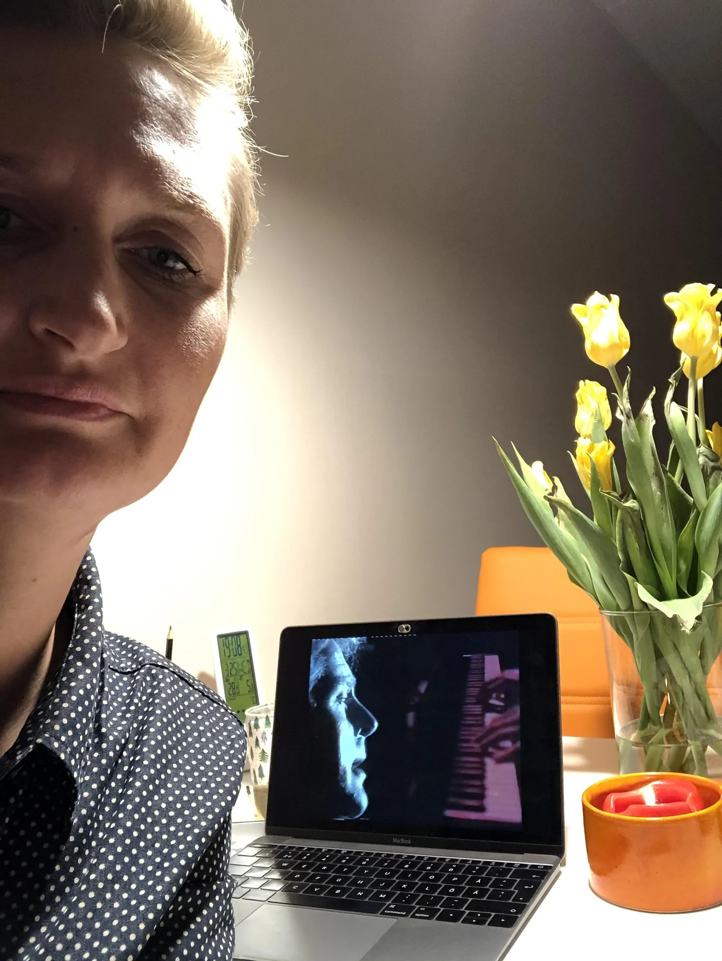 Vanemuise teatri juhi Kristiina Alliksaare autoportree 25. märtsi õhtul Rock Hoteli ning veidi väsinud tulpide ja küünlaga, mis oli süüdatud küüditatute ja ka esimese koroonaviiruse ohvri mälestuseks.
