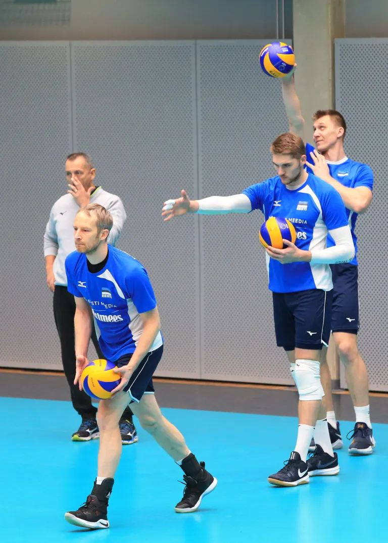 Koondise üldfüüsilise ettevalmistuse treener Mirko Fasini (vasakul) jälgib, kuidas rahvusmeeskonna kapten Kert Toobal, diagonaalründaja Renee Teppan ja temporündaja Ardo Kreek lihvivad EM-valikmängu eelsel treeningul pallitunnetust.