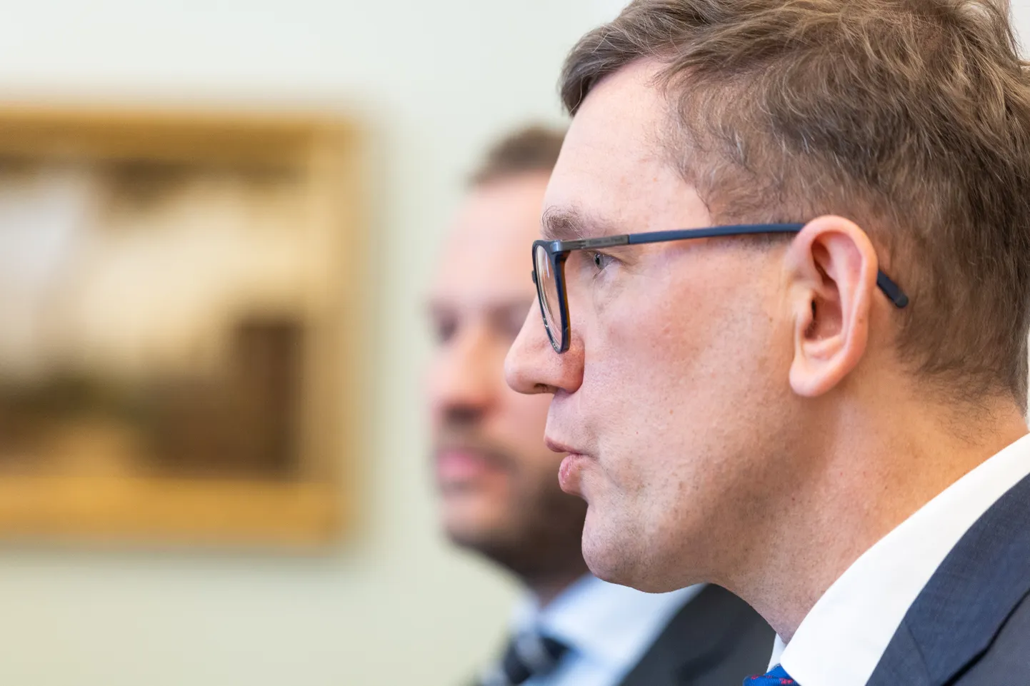 10.03.2025. Koalitsioonierkaonnad kogunesid Stenbocki valitsuskriisi arutama. Sotsid visati valitsusest välja. Peaminister Kristen Michal (Reformierakond)) ja välisminister Margus Tsahkna (Eesti 200).