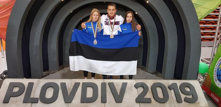 Pärnu taekwondo klubis treenivad Anette Russ ja Aleksander Savtšuk tõid Bulgaaria Plovdivis toimuvatel maailmameistrivõistlustel Eesti koondisele poole tiimi medalisaagist.
