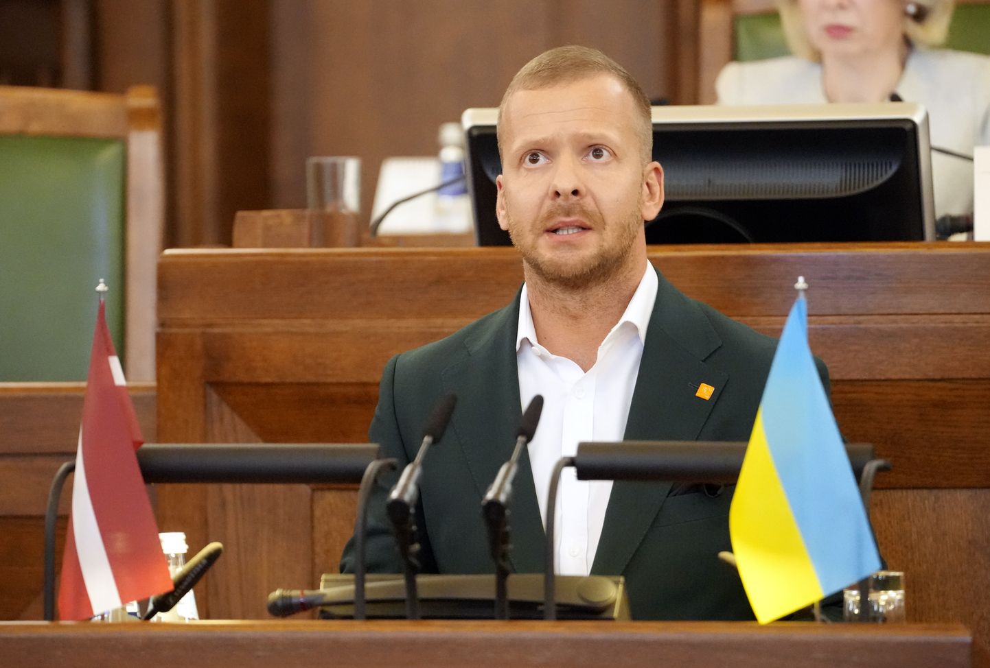 14. Saeimas deputāts Aleksejs Rosļikovs nodod zvērestu jeb svinīgo solījumu 14. Saeimas pirmās sēdes laikā.
