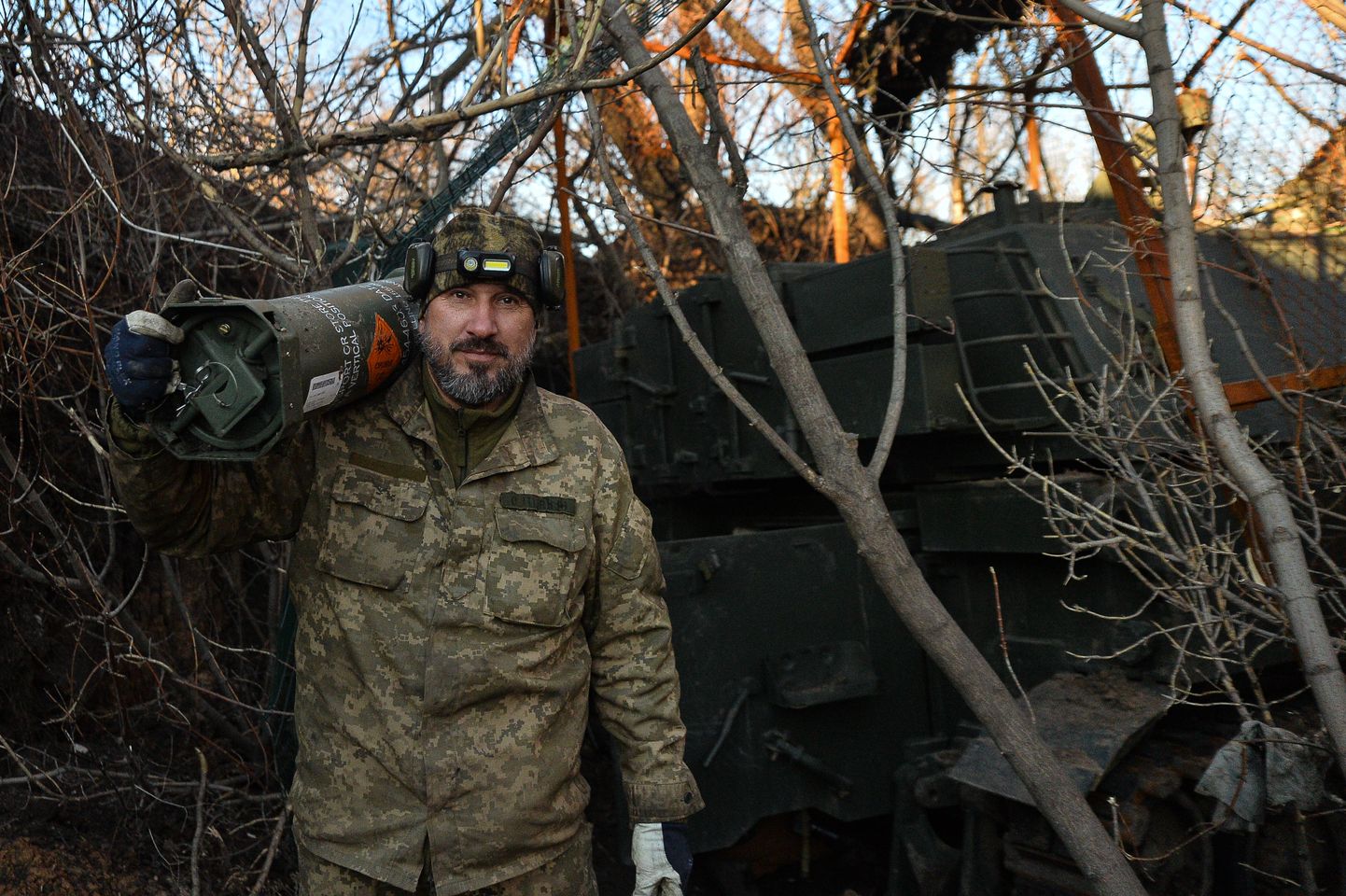 Ukraina M109 suurtükiväe meeskonna liige valmistab ette laskemoona algavaks tulevärgiks.