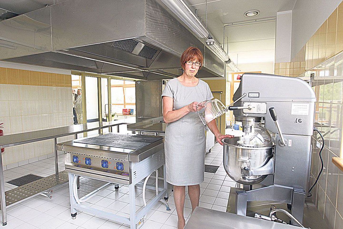Rõngu hooldusravikeskuse juhataja Karin Tilga näitab säravat köögitehnikat.