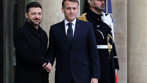 Makrons Parīzē ticies ar Zelenski