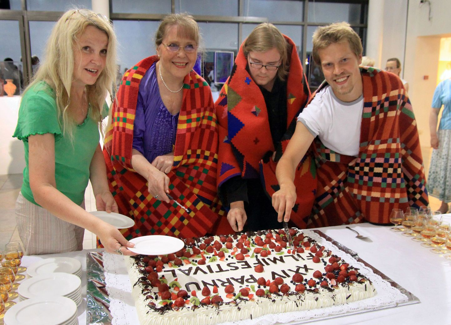 Festivalitorti lõikavad lahti võitjad Olga Kornienko (vasakult) Venemaalt, Brigitte Glavind Sperber Taanist, Mika Hotakainen Soomest ning Joosep Matjus Eestist.