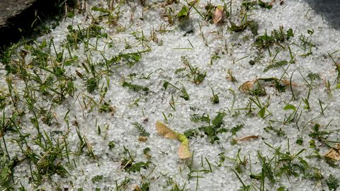 TERE, TALV! ⟩ Lõuna-Eestis muutis rahe maapinna valgeks