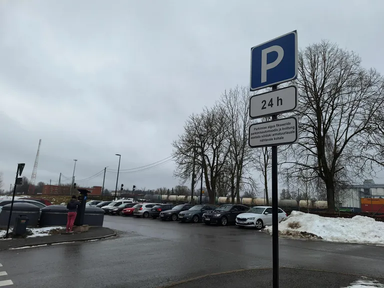 Vaksali naabruses saab rongile tõttaja praegu oma auto tasuta parkida ainult 24 tunniks.