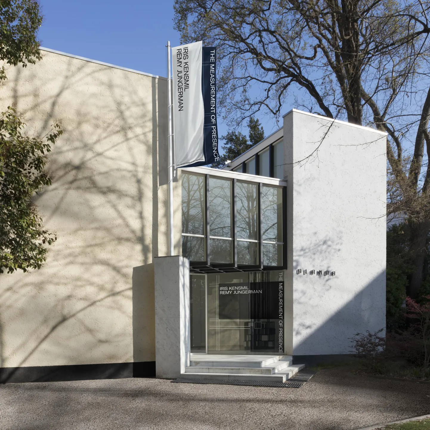 Hollandile projekteeris paviljonihoone, mis asub Giardini pargis biennaali peahoone kõrval, maailmakuulus arhitekt Gerrit Rietveld 1954. aastal.