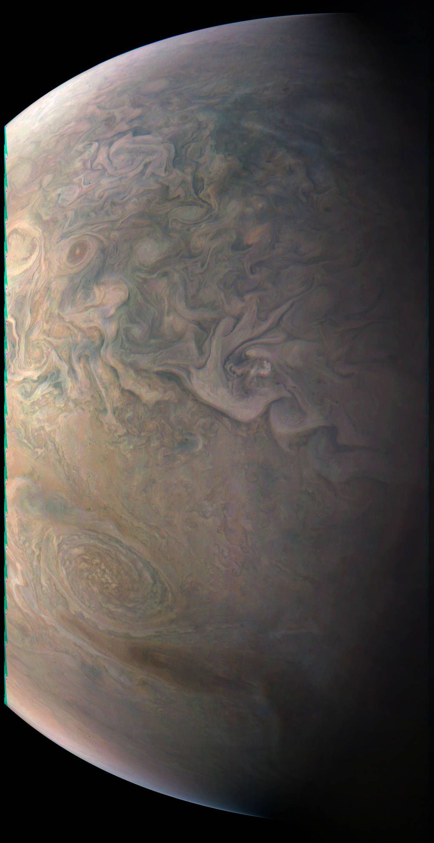 Kosmosealus Juno tabas kaamerapilti Jupiteri Väikese Punase Laigu.