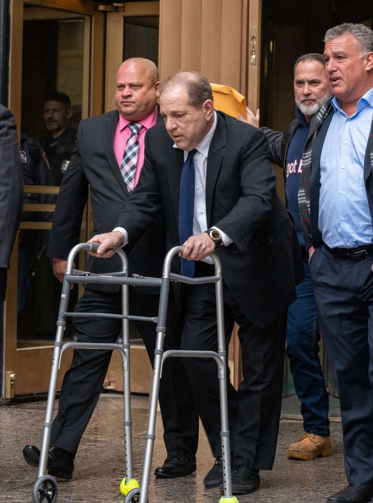 Harvey Weinstein kasutamas 11. detsembril 2019 kohtust lahkudes rulaatorit.