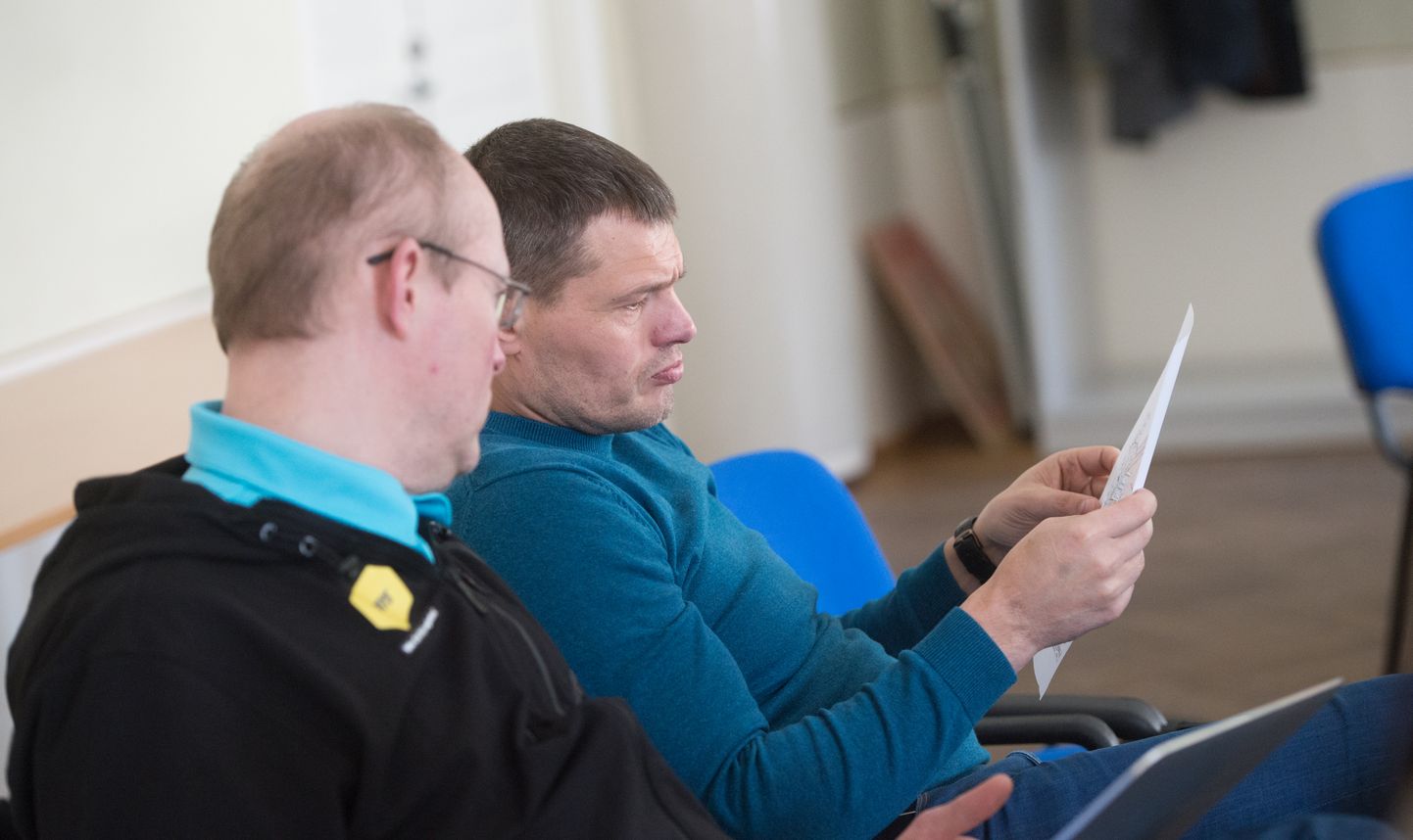 FC Heliose esindajad Laas Kask (vasakul) ja Mait Kuusik algatatud 
detailplaneeringut tähelepanelikult 
uurimas.