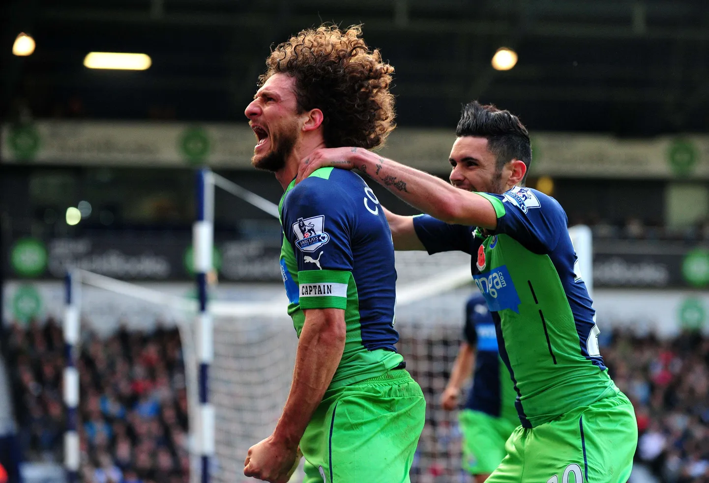 Newcastle Unitedi mängijad väravat tähistamas.