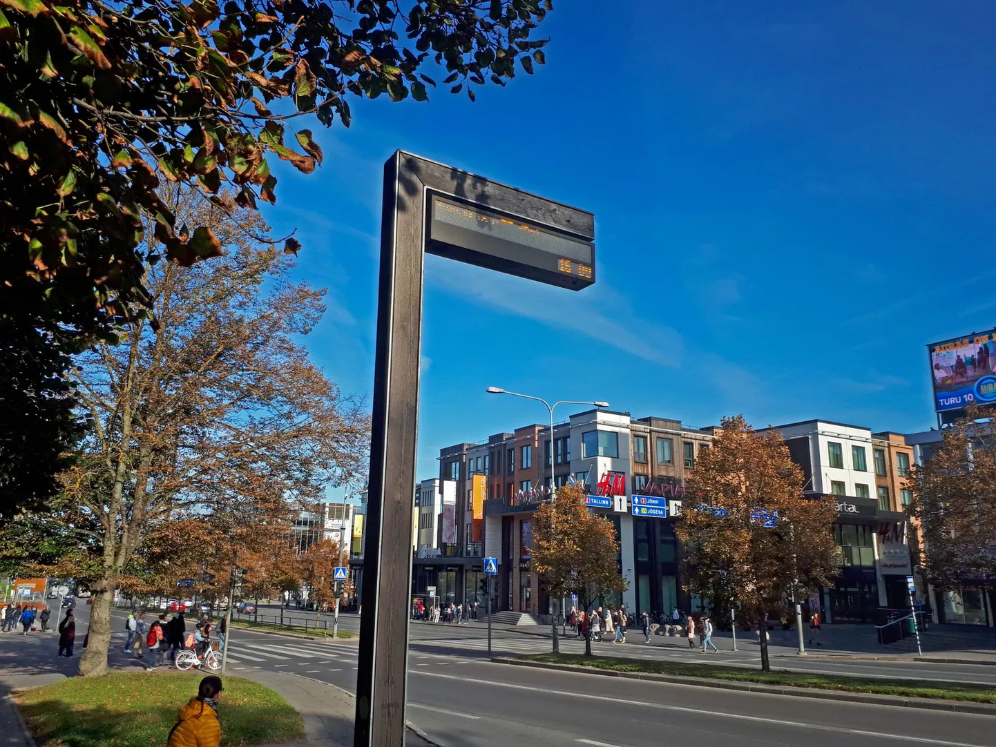 Kas diskotuled või bussiinfo? Uueturu pargi kõrval Kesklinn VI peatuse bussiinfotabloo sõnum jäi 26. septembril kell 16 selgusetuks.