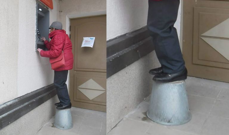 Räpina Swedbanki automaat asub jätkuvalt kõrgustes. Seetõttu võttis 87-aastane Räpina elanik Olly Kodusaar appi ämbri.