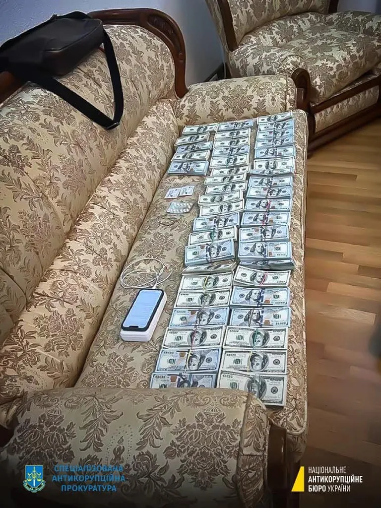 Кадры с долларами
