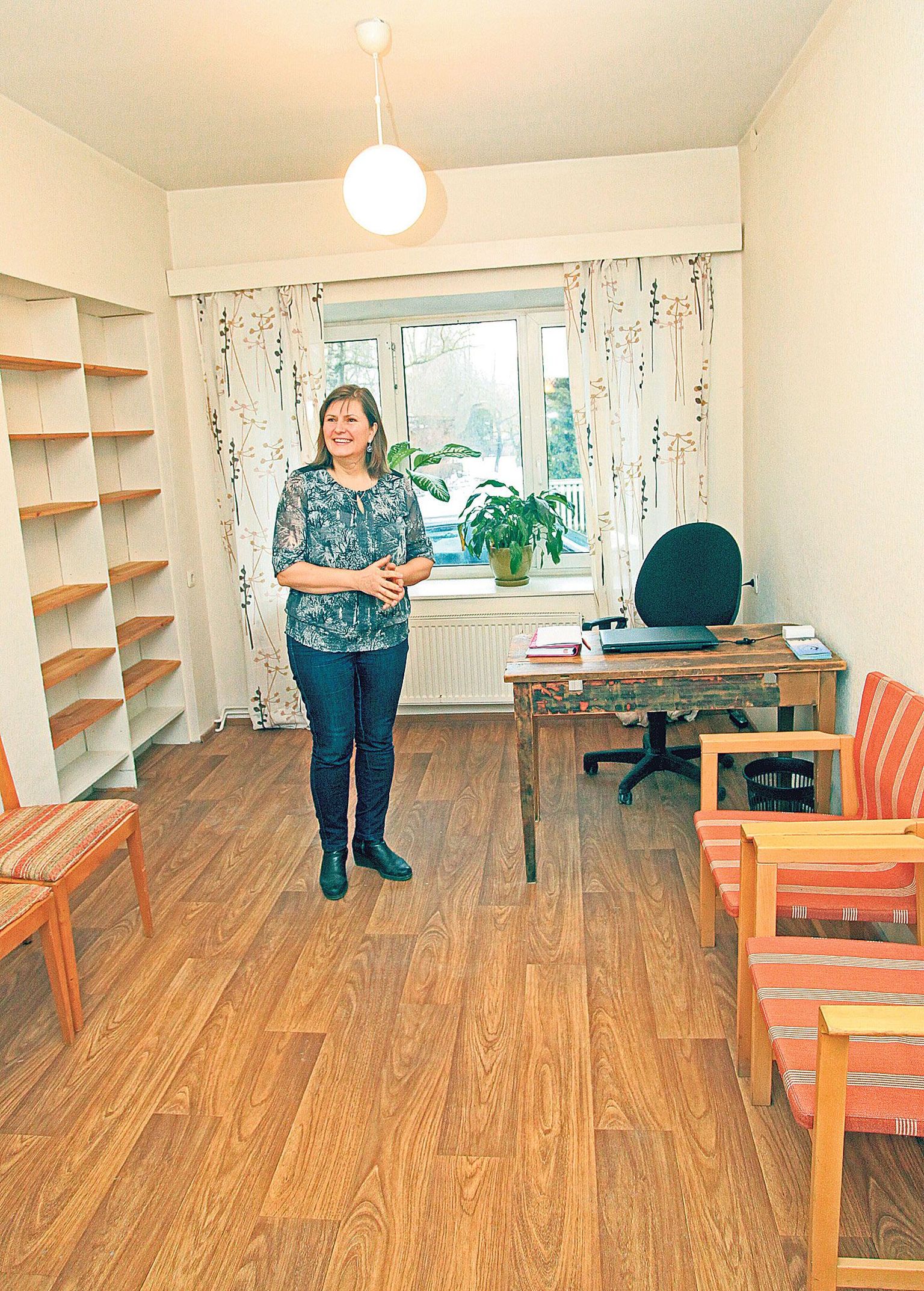 EELK Tartu perekeskuse juhataja Lea Saar näitab keskuse värskelt remonditud ruume, kus juba uuel nädalal algab aktiivne abivajajate nõustamine.