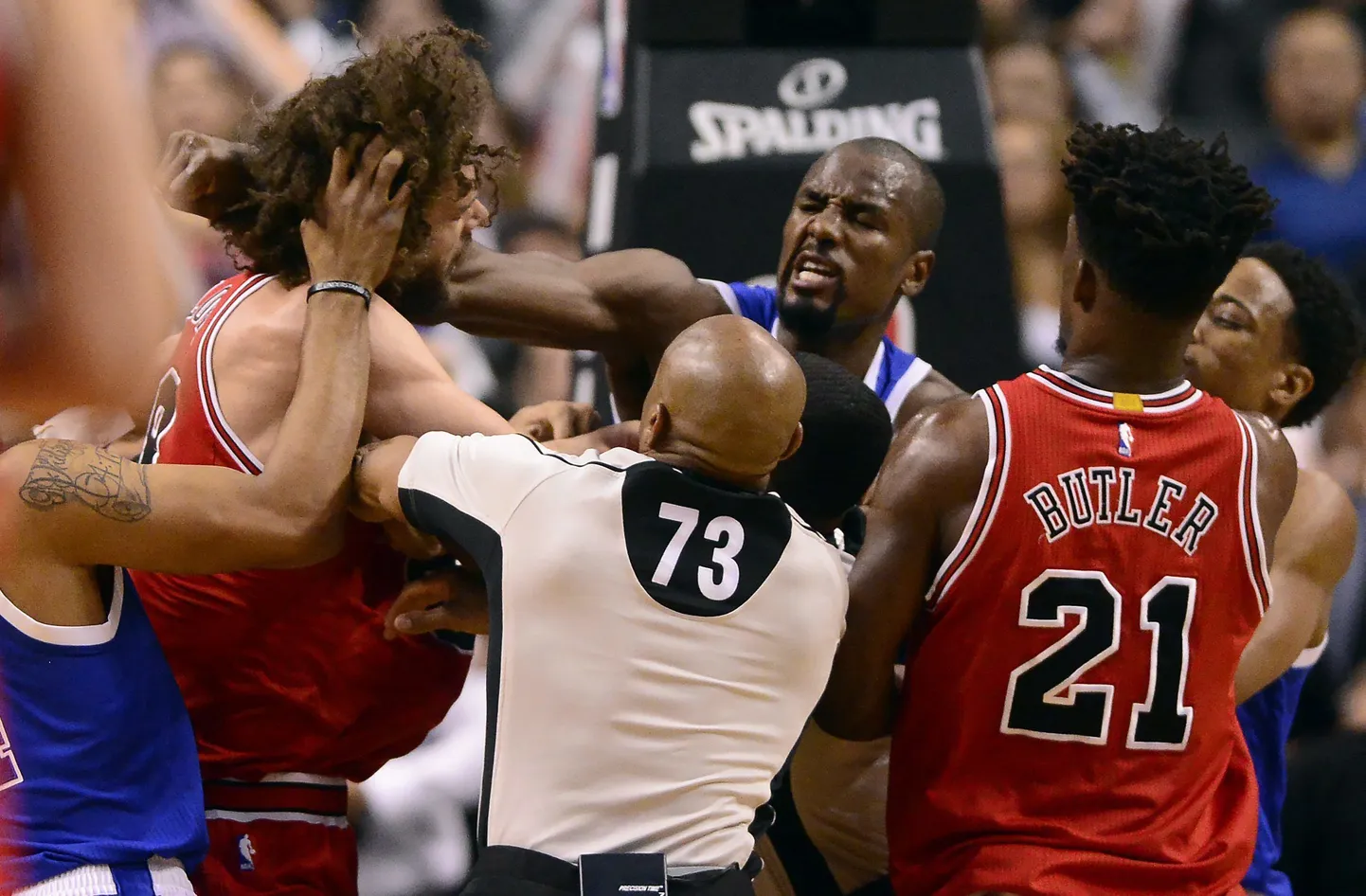 Robin Lopez (vasakul) ja Serge Ibaka rusikahoope vahetamas.