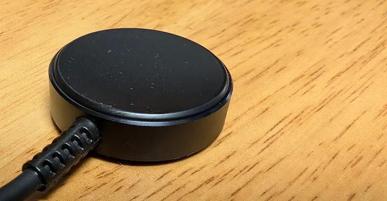 Kellal on kaasas väike laadija - USB C otsaga, kella laeb juhtmevabalt.