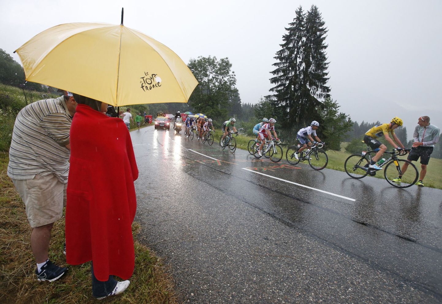 Jalgratturid vihmastes tingimustes võistlemas.