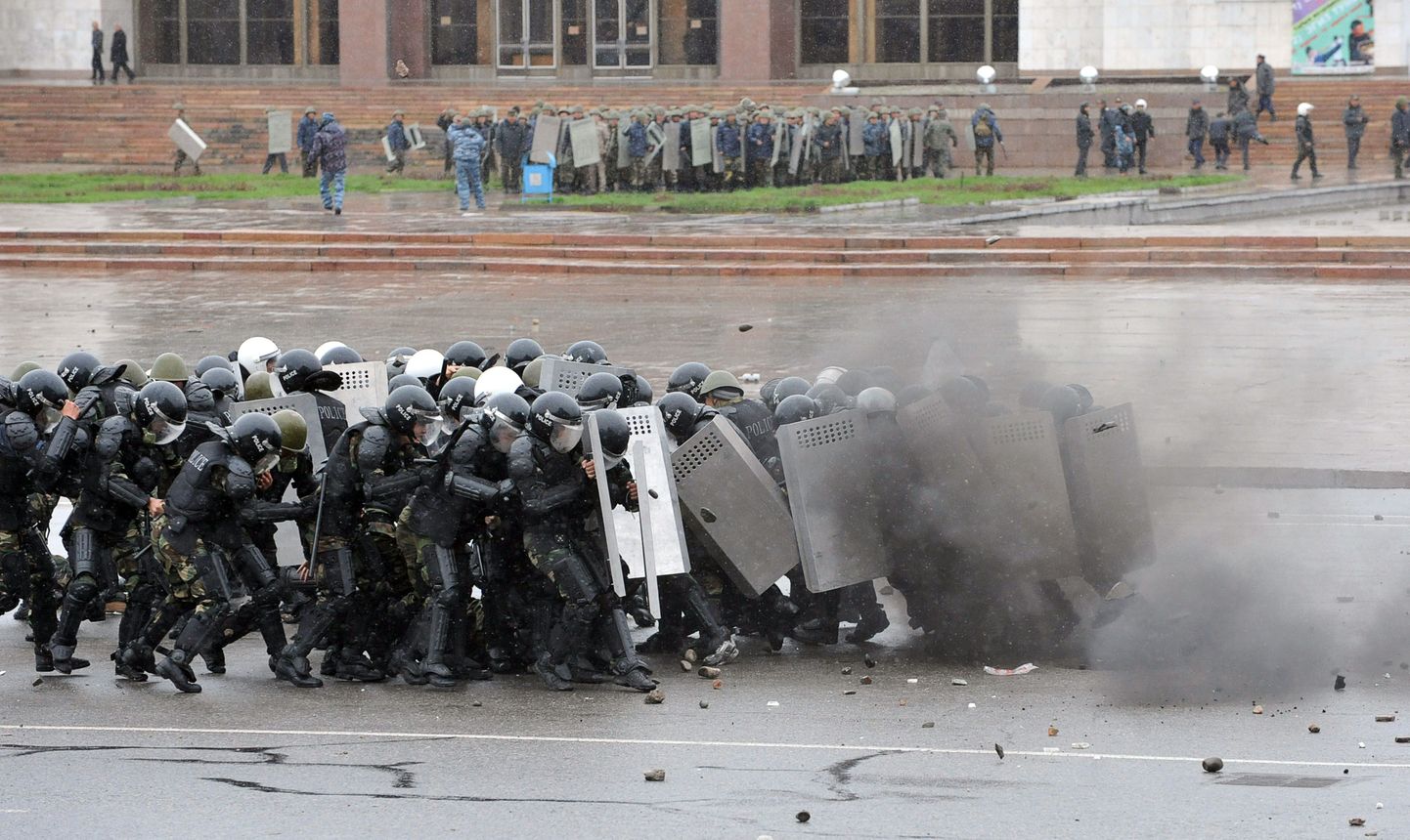 Kõrgõzstani märulipolitsei üritab peatada meeleavaldajate pealetungi.