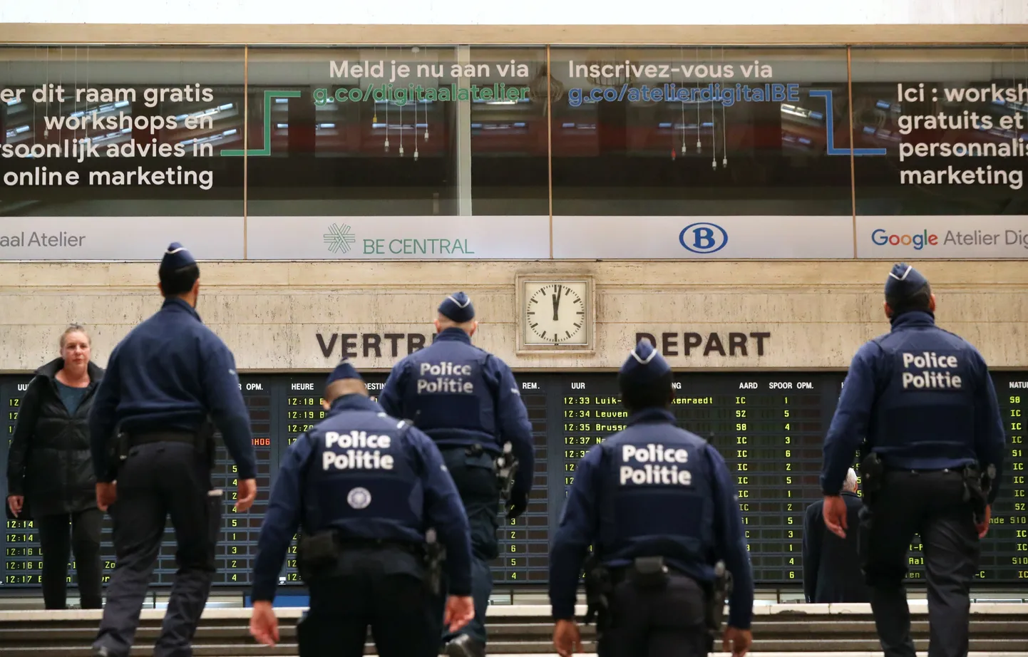 Liikumispiirangut kehtestama saadetud politseinikud Brüsseli keskraudteejaamas.