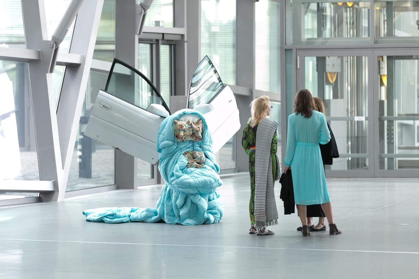Frankfurdis Euroopa Keskpangas on oktoobrini väljas viimaste aastate esinduslikem Eesti nüüdiskunsti näitus välismaal. Kris Lemsalu töö «Car2Go».