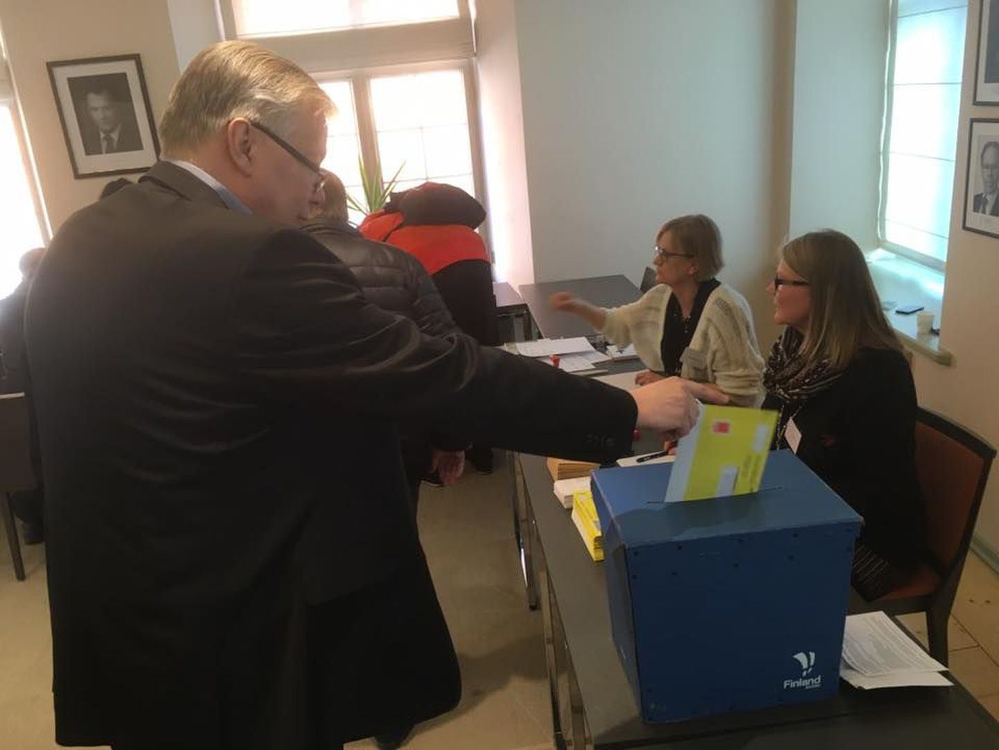 Soome kohalikud valimised algas täna Tallinnas. Eelhääletus jätkub 1. aprillini Soome saatkonnas. Esimesena kasutas oma hääleõigust politseiatašee Lars Henriksson.