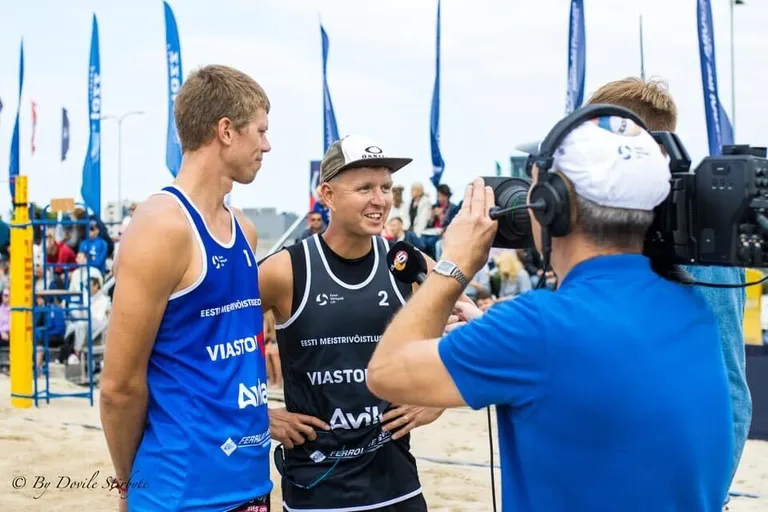 Urmas Piik (nokkmütsiga) on ka kahekordne Eesti rannavolle meister.
