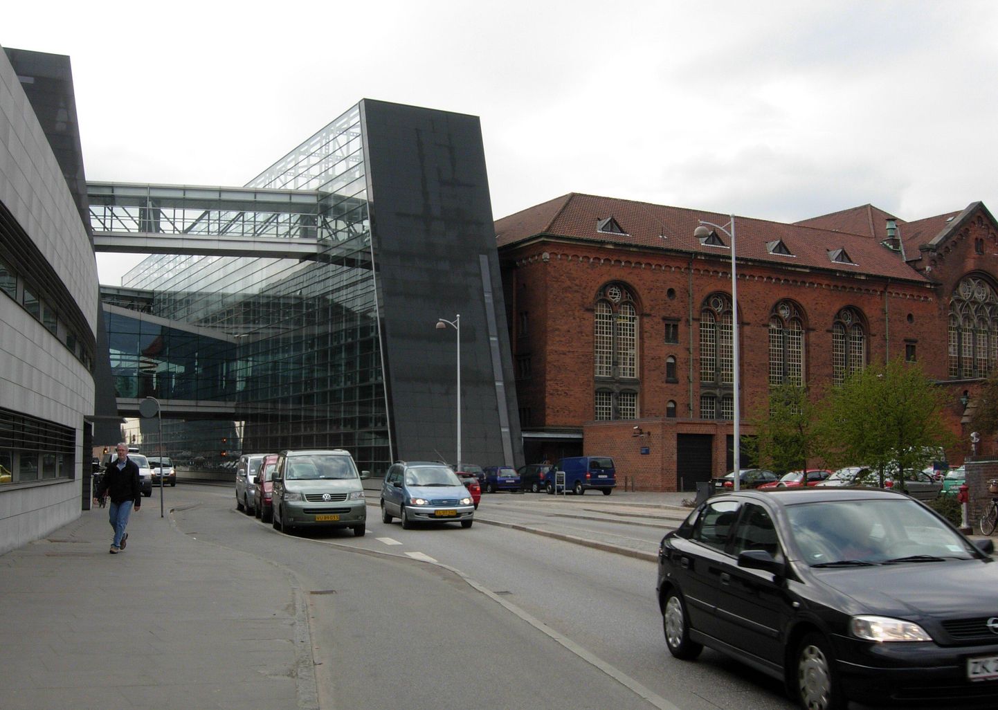 Taani Kuninglik Raamatukogu - vana ja traditsiooniline hoone seisab käsikäes uue ja modernsega, mille peegeldusterikkad klaasseinad on andnud nimeks Must Teemant.
