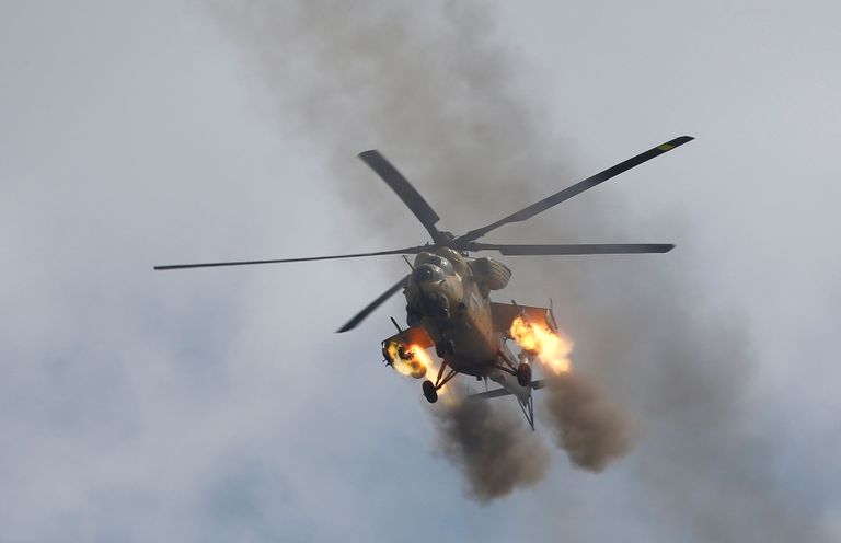 Iraagi õhujõudude helikopter saatmas välja rakette Islamriigi positsiooni pihta