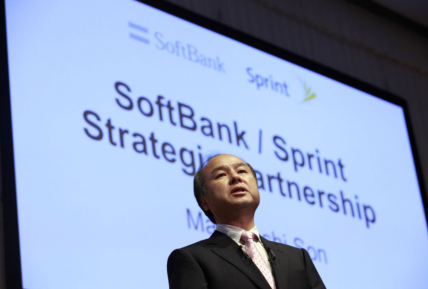 Softbank Corpi President Masayoshi Son pressikonverentsil.