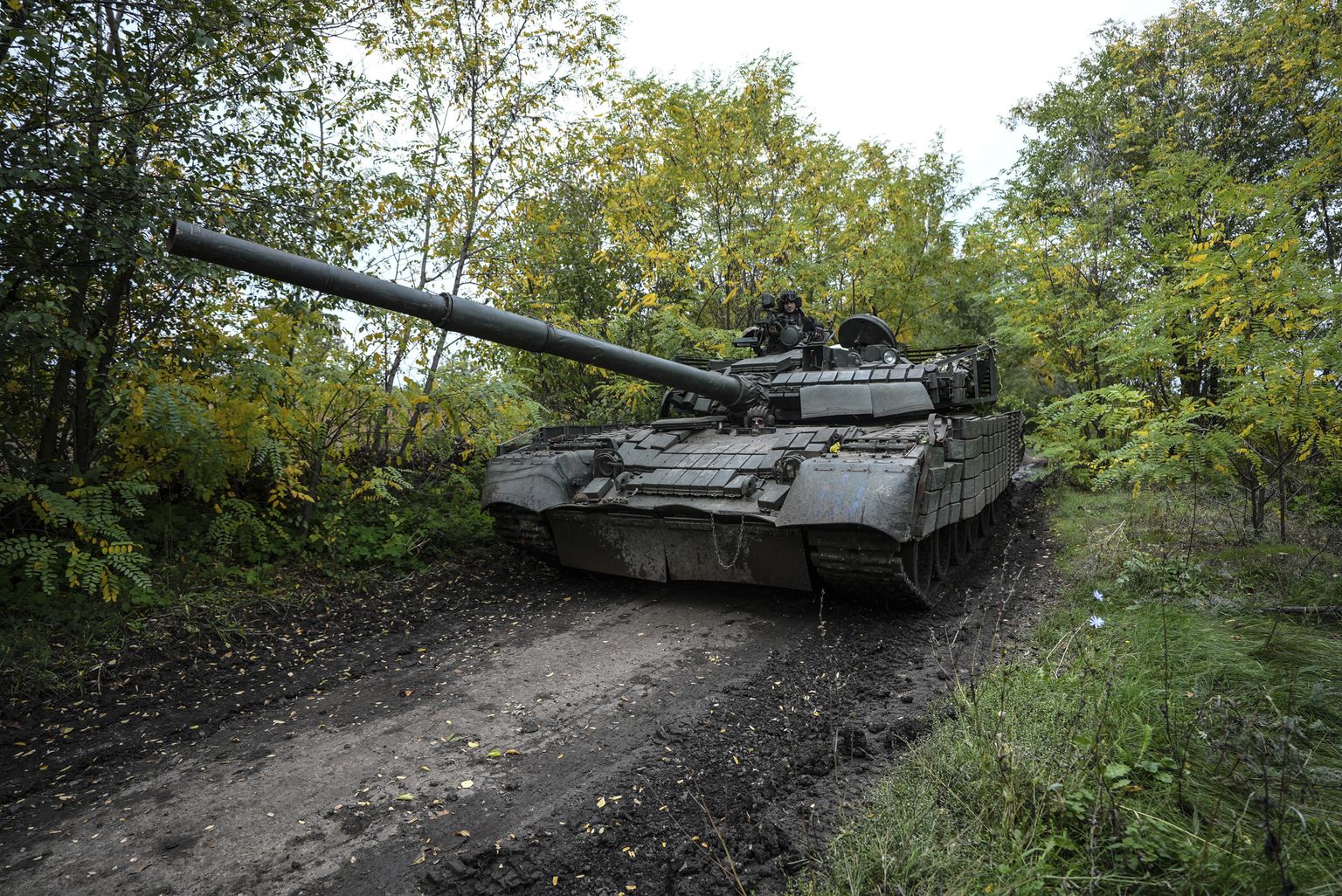 Ukraina sõjaväelased venelastelt äravõetud tankiga T-80 Bahmutis.