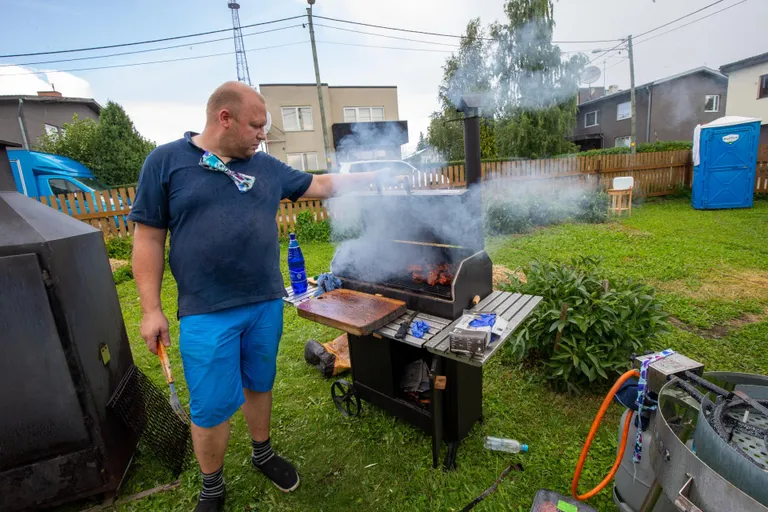 Kohviku Räime Reet peremees Juhan Ojamaa pani eile koduhoovis käima ühe grilli ja kolm suitsuahju.