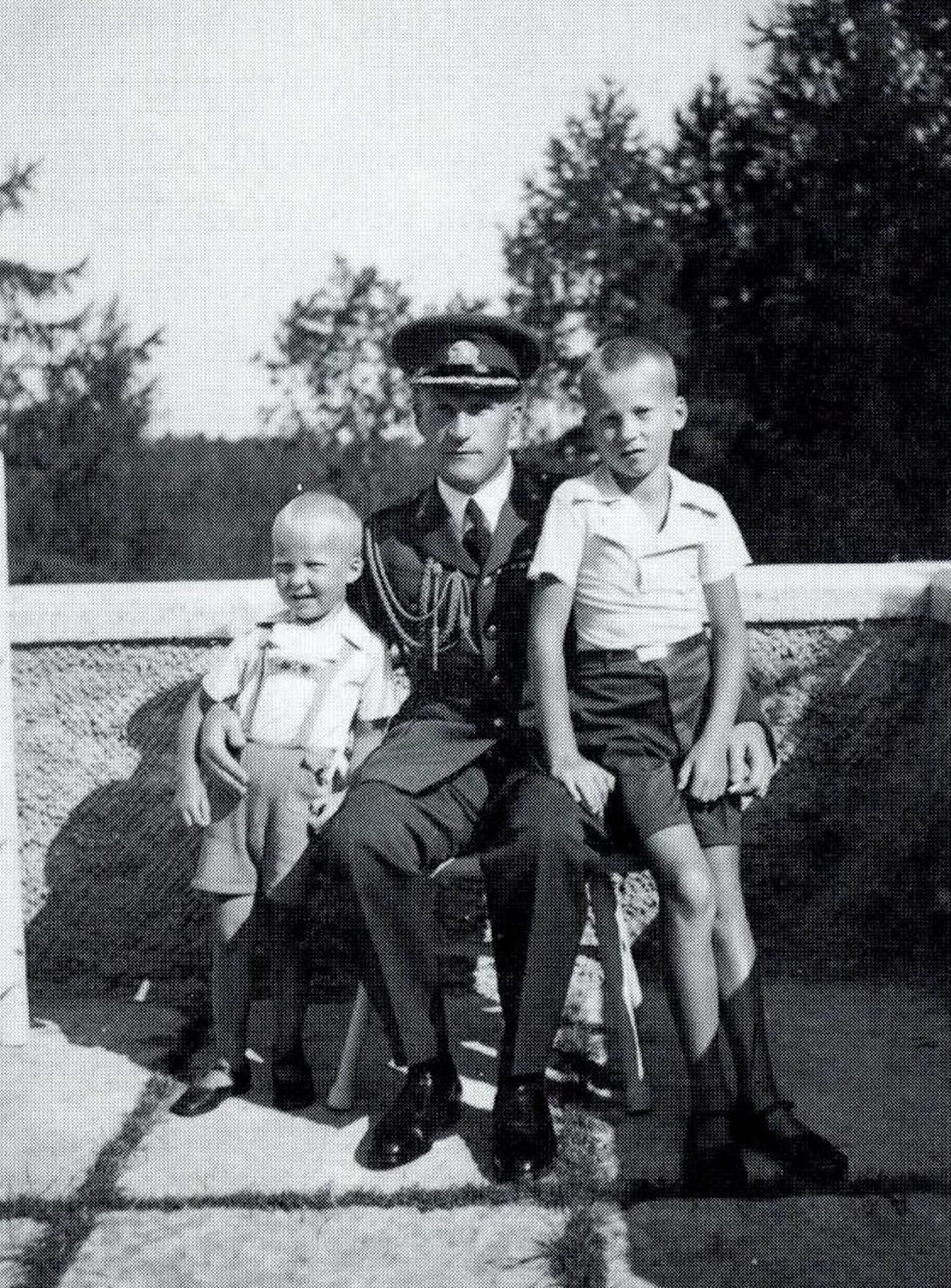 Herbert Grabbi poegade Hellari (paremal) ja Reinuga (vasakul) 1938. aastal president Konstantin Pätsi suveresidentsi Oru lossi aias.