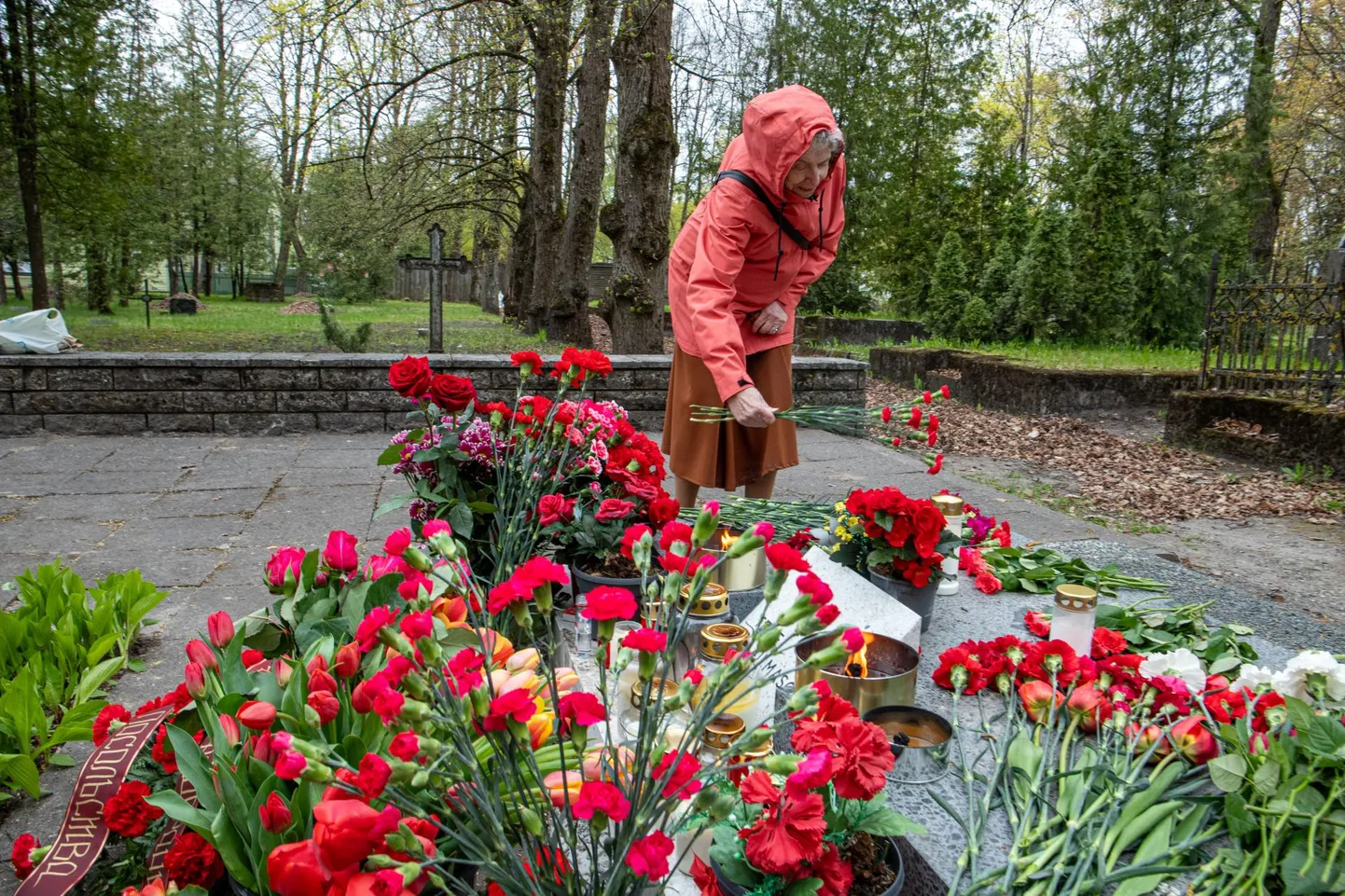 Hanna Zautina oli pahane, et Vanal kalmistul varem asunud monument paari aasta eest eemaldati ja mälestustahvliga asendati.