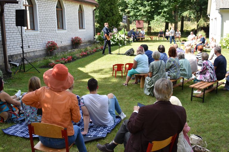 Концерт в саду Яунелгавской евангелическо-лютеранской церкви Мартина Балта