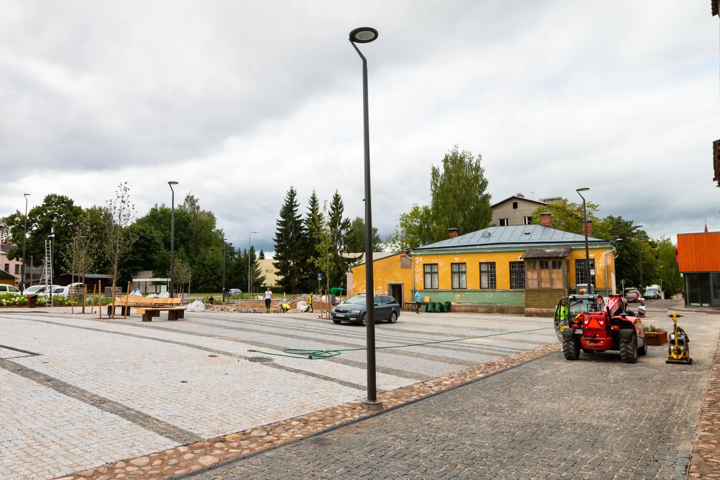 Eile käisid keskväljakul veel ettevalmistustööd.